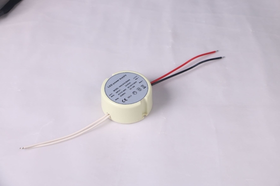 滑走路端燈のための円形の場合IP20プラスチックLEDの運転者12V 15Wの電源