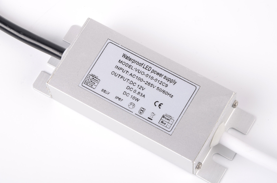 0.83A 105g超薄いLEDの運転者、防水IP67細いLEDの電源