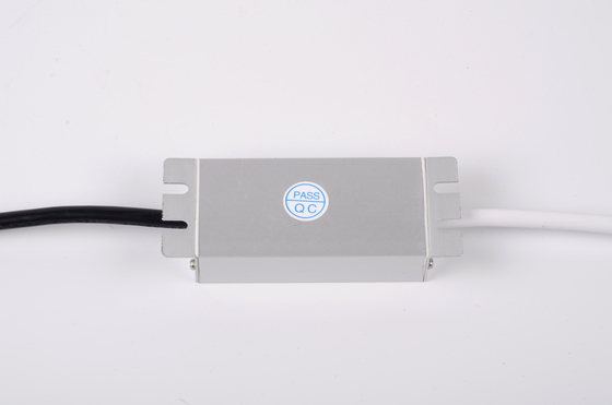 0.83A 105g超薄いLEDの運転者、防水IP67細いLEDの電源